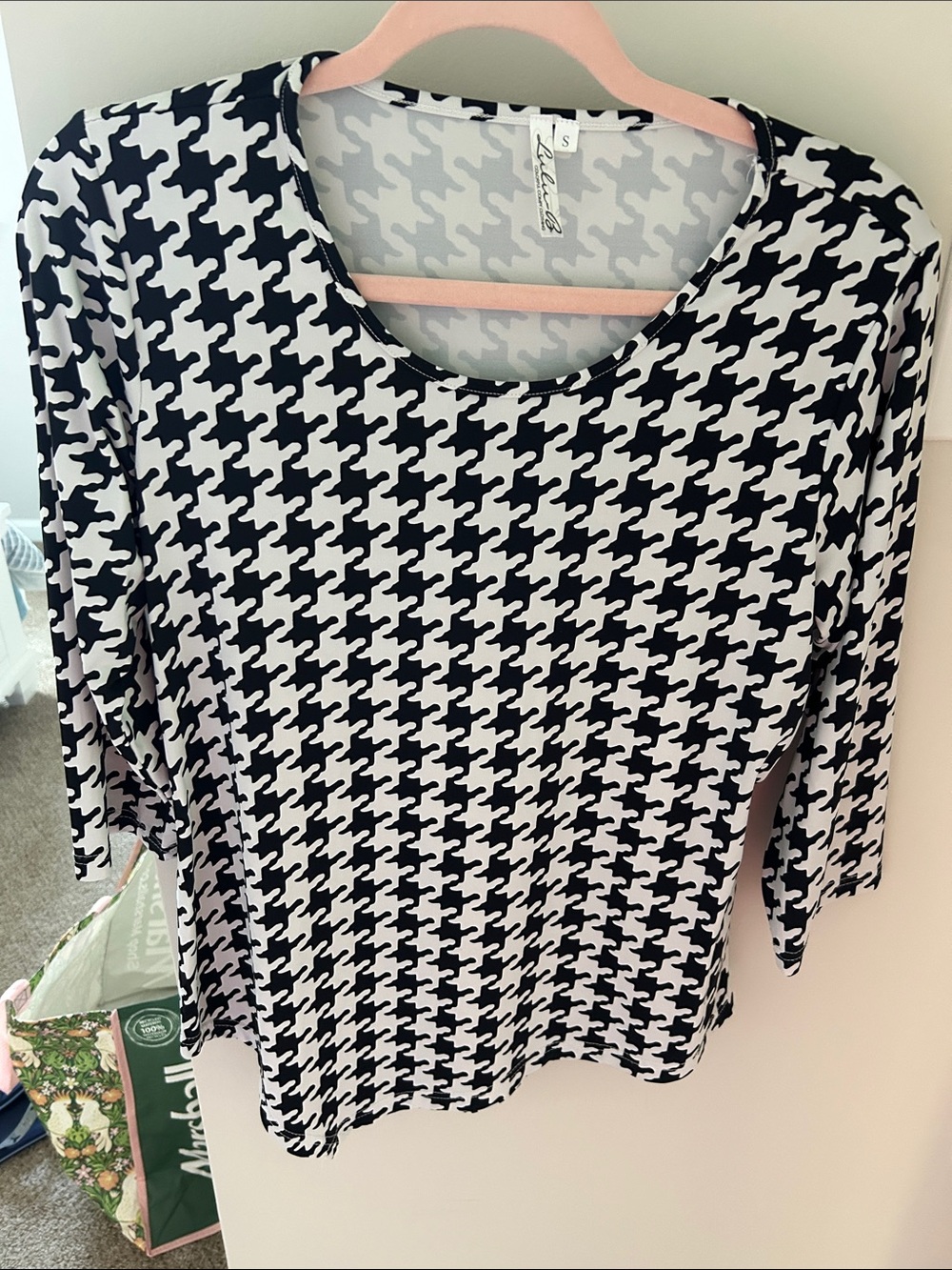 Women's Black and White Houndstooth Scoop Neck Top